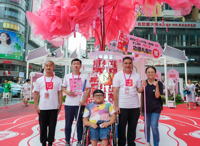 創新推動視障人士多元就業，
名創優品x合木交上了這樣的答卷