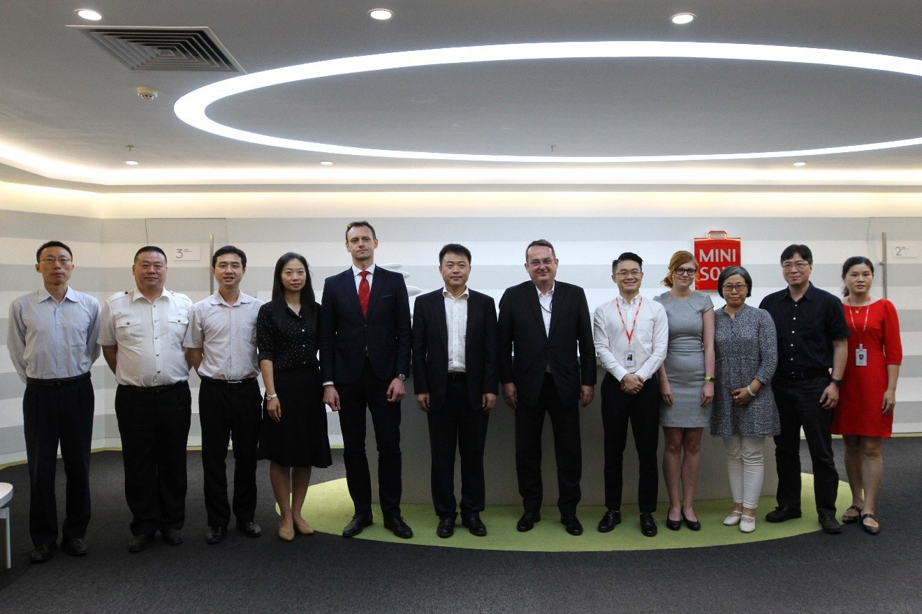 波蘭駐廣州總領事及荔灣區副區長安建國一行訪問名創優品