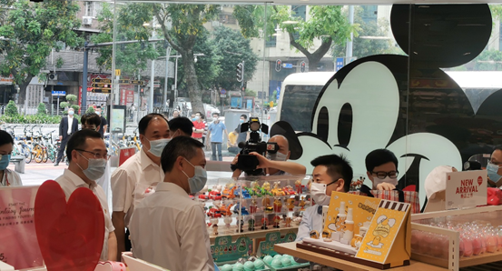 廣州市市委書記張碩輔一行蒞臨名創優品調研企業復工復產工作