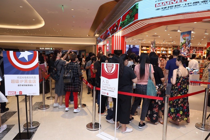 名創優品x漫威IP主題黑金店落地深圳