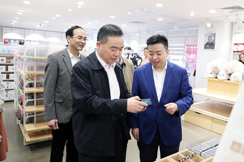 荔灣區(qū)政協(xié)主席樊伯歡蒞臨我司調(diào)研 
贊揚名創(chuàng)優(yōu)品創(chuàng)新成果及發(fā)展成就