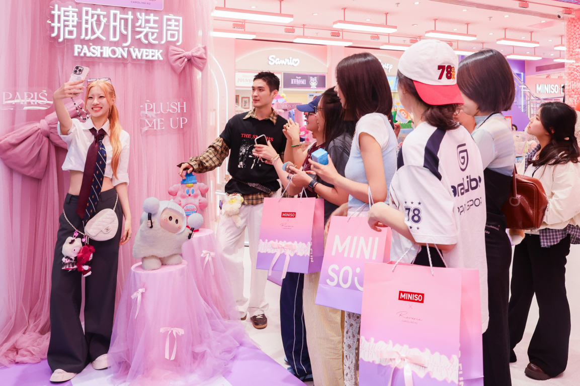 中國潮玩閃耀巴黎時裝周，名創優品聯合設計師Caroline Hú打造“時尚單品”