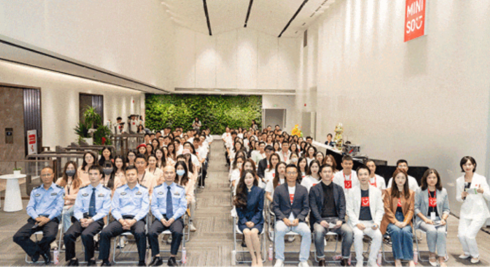 “陽(yáng)光名創(chuàng)、廉行四方”陽(yáng)光反腐培訓(xùn)大會(huì)