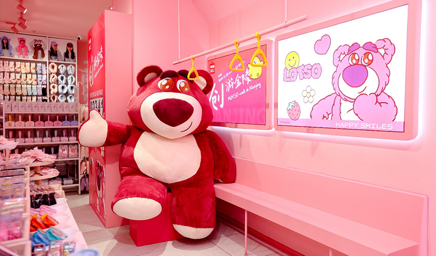 IP潮流煥新消費空間，
名創優品南京城市形象店盛大開業