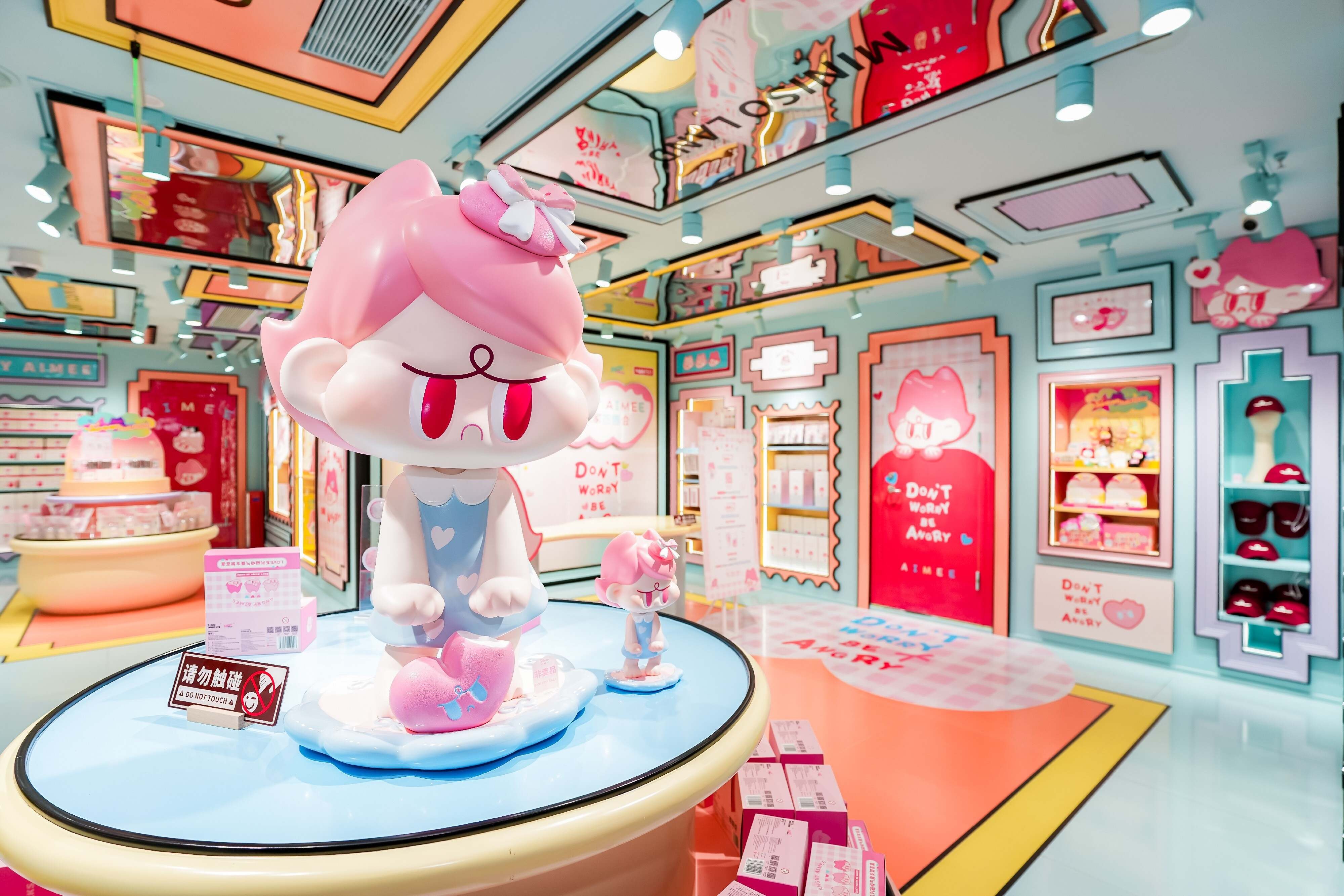 名創優品打造藝術家街區，
以“氣寶”快閃實踐原創藝術家IP戰略